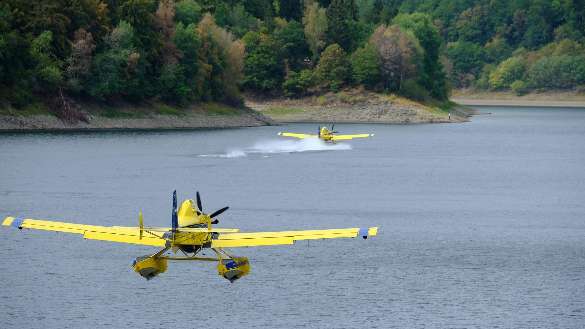 Zwei schwedische Löschflugzeuge wassern am Mittwoch, 19. August, auf der Oleftalsperre in Hellenthal, um Löschwasser für die Bekämpfung des Feuers im Hohen Venn aufzunehmen.