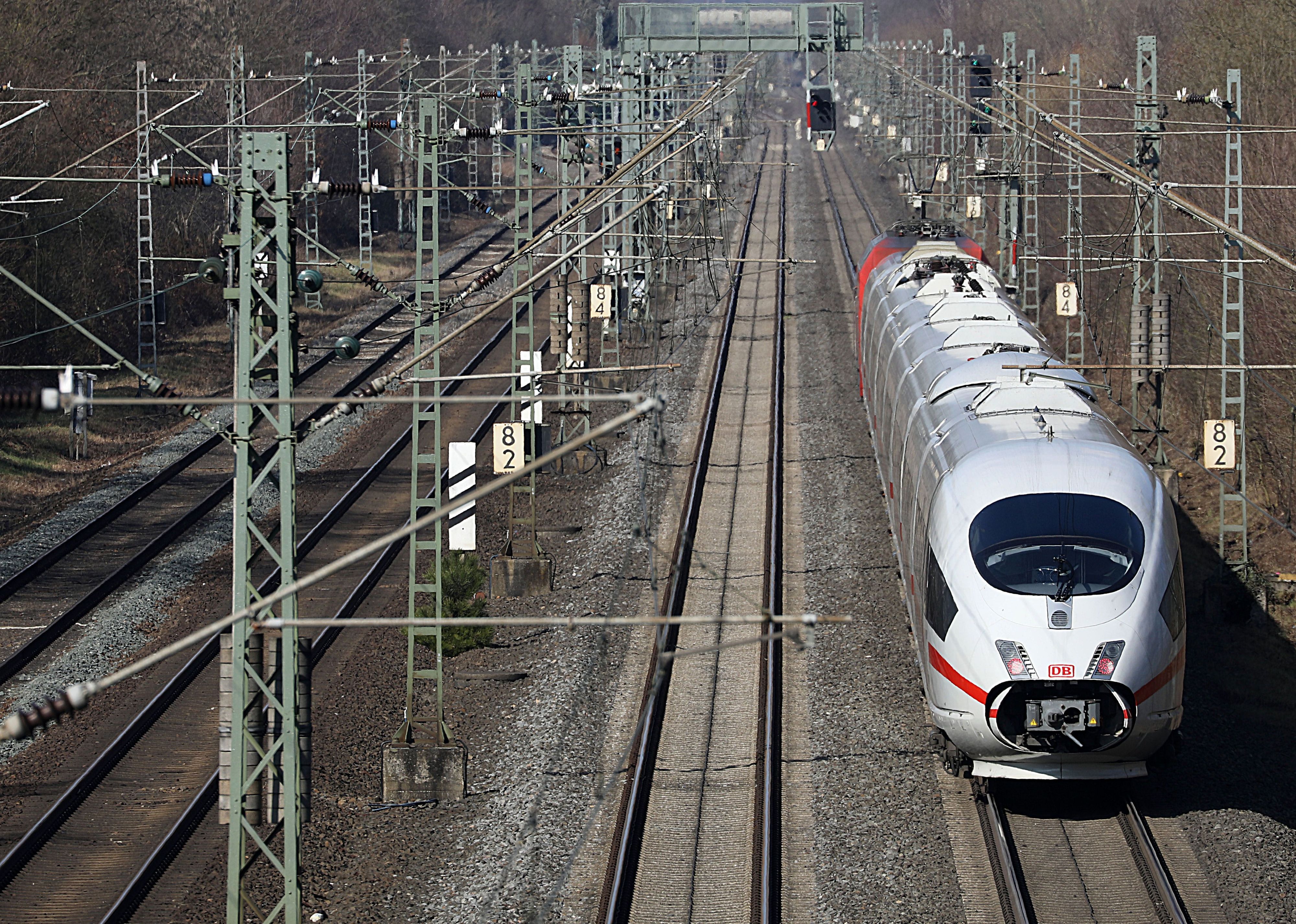 Ab Freitag fährt für zwei Wochen zwischen Köln und Düsseldorf kein Zug. Unser Foto zeigt den Streckenabschnitt bei Leverkusen.
