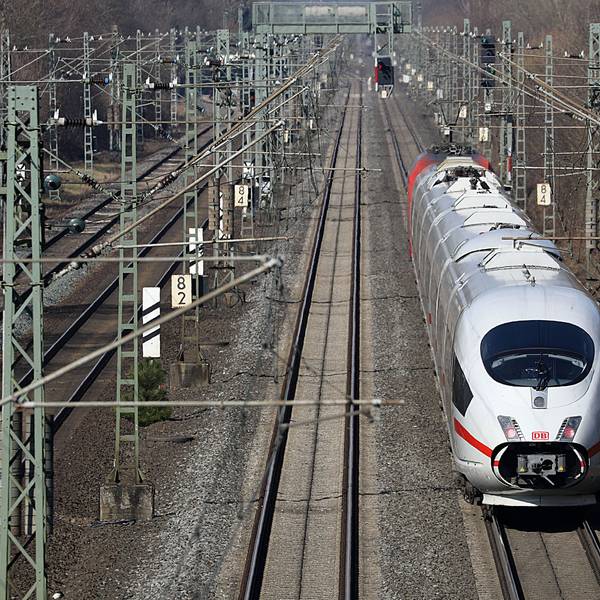 Ab Freitag fährt für zwei Wochen zwischen Köln und Düsseldorf kein Zug. Unser Foto zeigt den Streckenabschnitt bei Leverkusen.