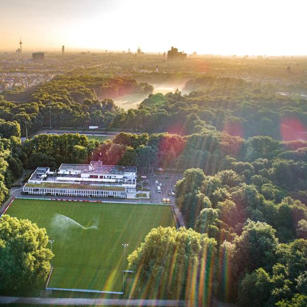 Blick auf das Geißbockheim des 1. FC Köln.