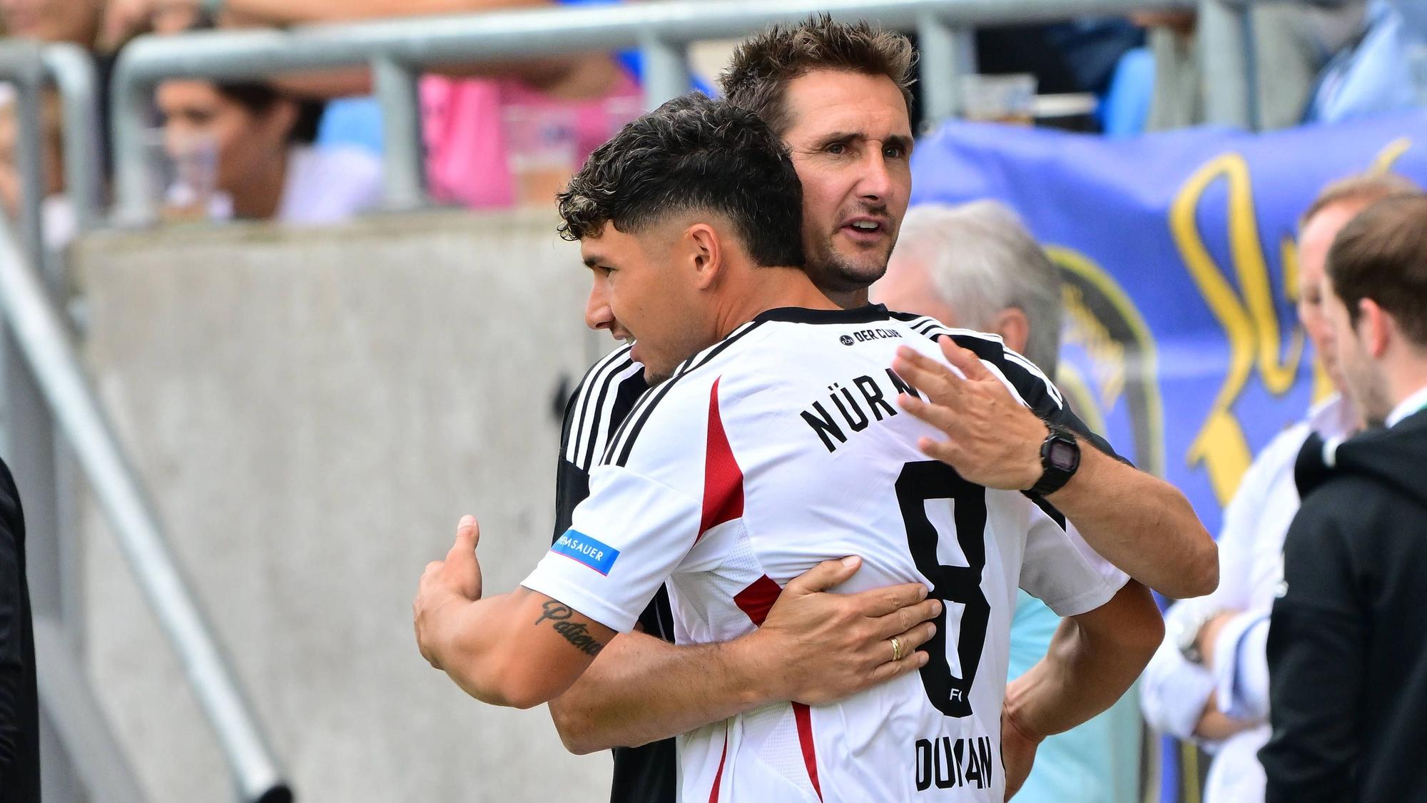 18.08.2024 - Fussball - Saison 2024 2025 - DFB-Pokal - 01. Runde: 1. FC Saarbrücken - 1. FC Nürnberg FCN Club - Sportfoto Zink/MeZi - xmexzix - regulations prohibit any use of photographs as image sequences and/or quasi-video - only for editorial use - Taylan Duman 8, 1. FC Nürnberg / FCN Miroslav Klose Trainer 1. FC Nürnberg / FCN vor Einwechslung *** 18 08 2024 Football season 2024 2025 DFB Pokal 01 round 1 FC Saarbrücken 1 FC Nürnberg FCN Club Sportfoto Zink MeZi xmexzix regulations prohibit any use of photographs as image sequences and or quasi video only for editorial use Taylan Duman 8, 1 FC Nürnberg FCN Miroslav Klose Trainer 1 FC Nürnberg FCN before substitution