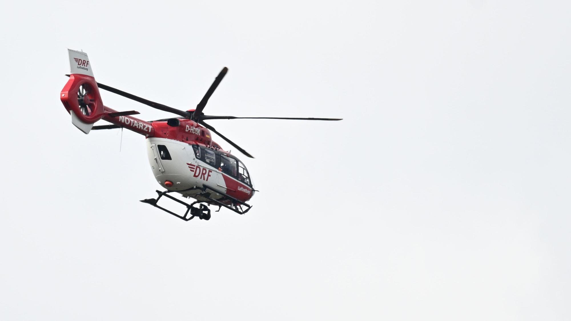 Ein Hubschrauber der Deutschen Luftrettung fliegt bei einem Rettungseinsatz. (Symbolfoto)