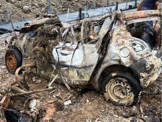 Das Niedrigwasser legt im Rhein einige Autowracks frei.