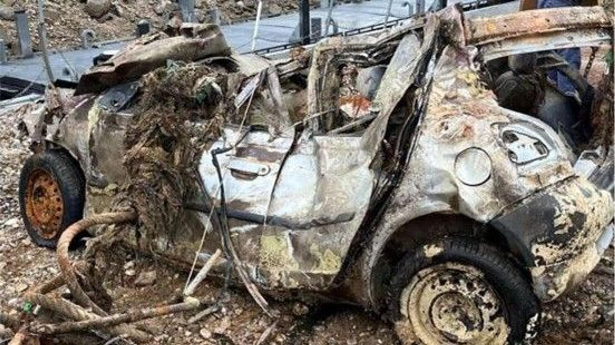 Das Niedrigwasser legt im Rhein einige Autowracks frei.