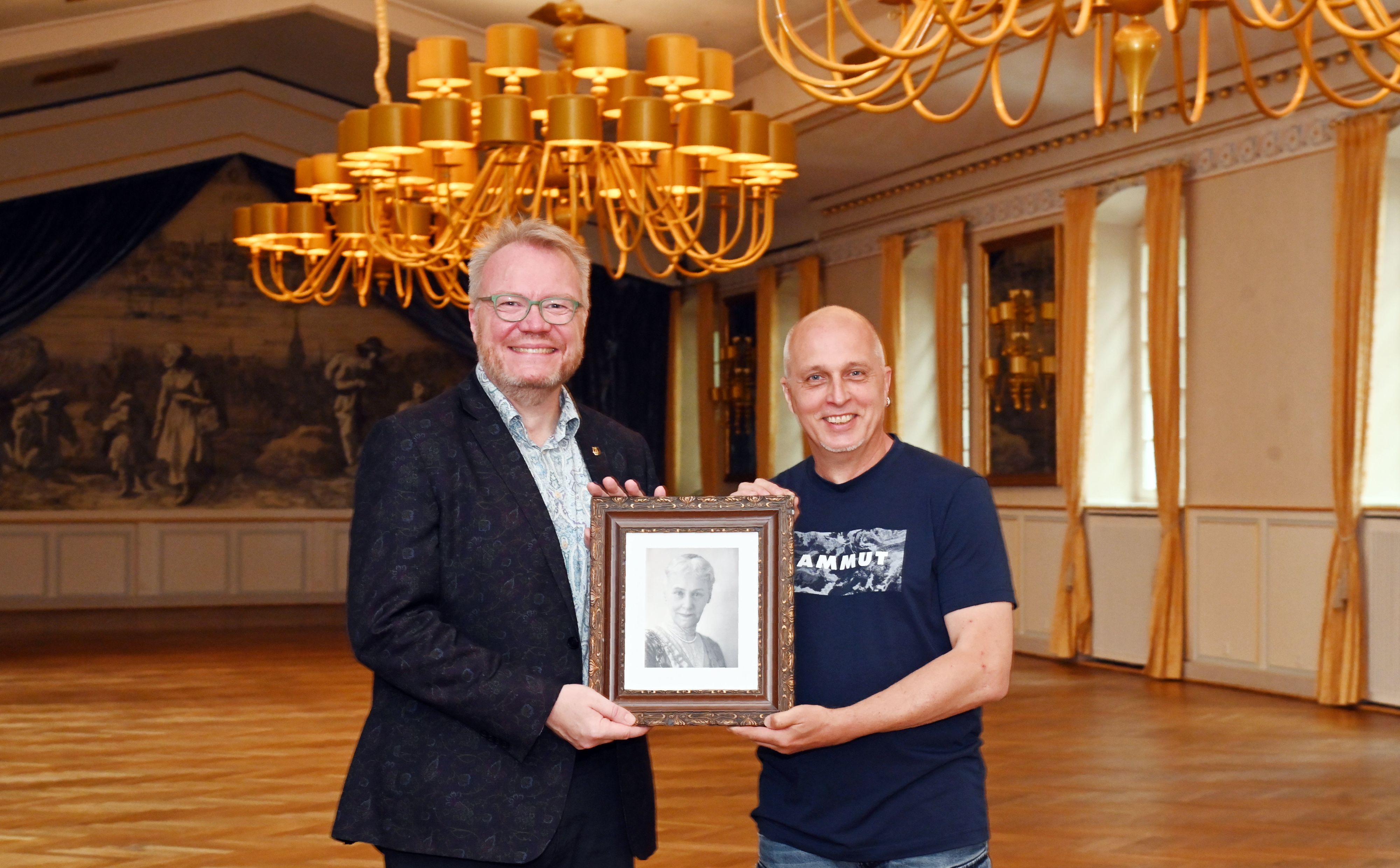 18.08.2026 Köln. Der Kölner Männergesangverein hat erstmals in 200 Jahren Geschichte einen Wettbewerb ausgerufen. Aufgabe: Schreibt ein Libretto für das neue Divertissementchen. Das gabs noch nie. Simon Wendring (li.) und Harald van Bonn. Auf dem Bild ist Mathilde von Mevissen zu sehen. Foto: Alexander Schwaiger