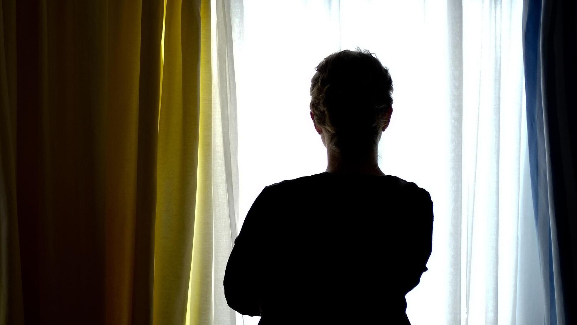 Eine junge Frau steht in einem Zimmer eines Frauenhauses. (zu dpa: «Initiative soll Auszug aus Frauenhäusern erleichtern») +++ dpa-Bildfunk +++