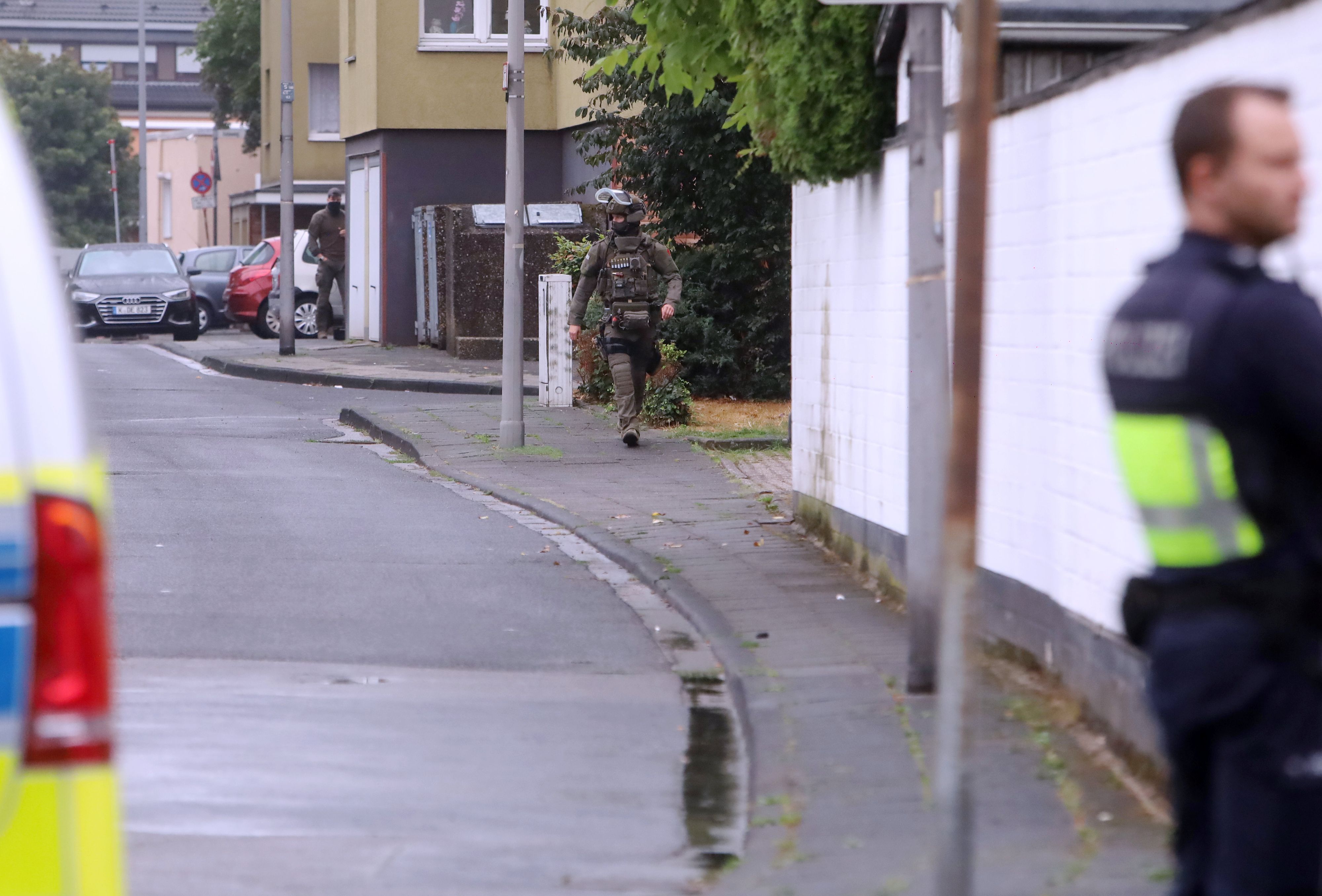18.08.2026, Köln: In Köln-Niehl ist am Dienstag ein Spezialeinsatzkommando (SEK) der Polizei im Einsatz, nachdem Schüsse aus einer Dachgeschosswohnung gemeldet worden waren. Foto: Arton Krasniqi