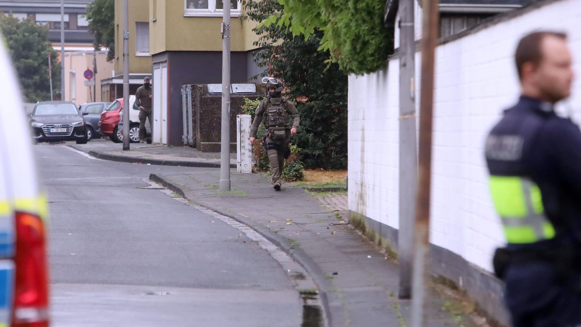 18.08.2026, Köln: In Köln-Niehl ist am Dienstag ein Spezialeinsatzkommando (SEK) der Polizei im Einsatz, nachdem Schüsse aus einer Dachgeschosswohnung gemeldet worden waren. Foto: Arton Krasniqi