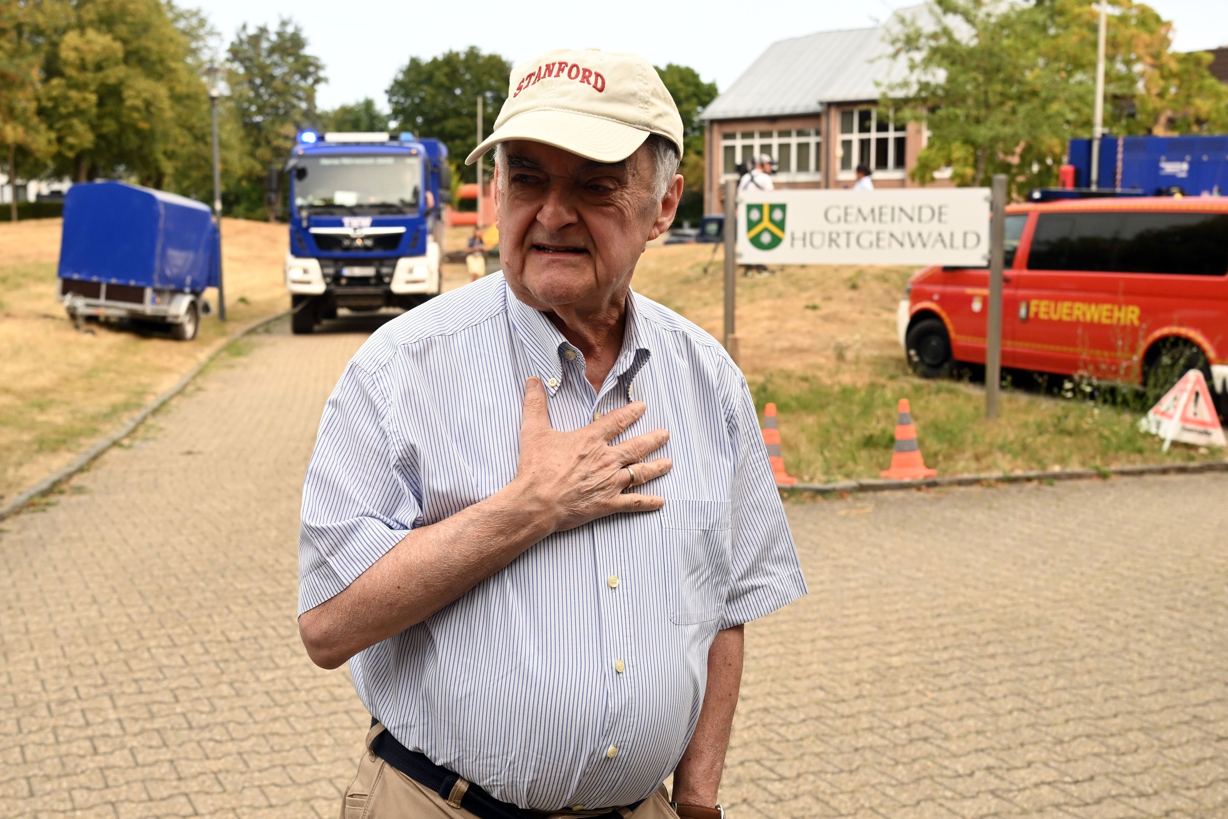 Herbert Reul (l, CDU), Innenminister von Nordrhein-Westfalen, spricht mit Journalisten bei seinem Besuch im Waldbrandgebiet im Hürtgenwald.