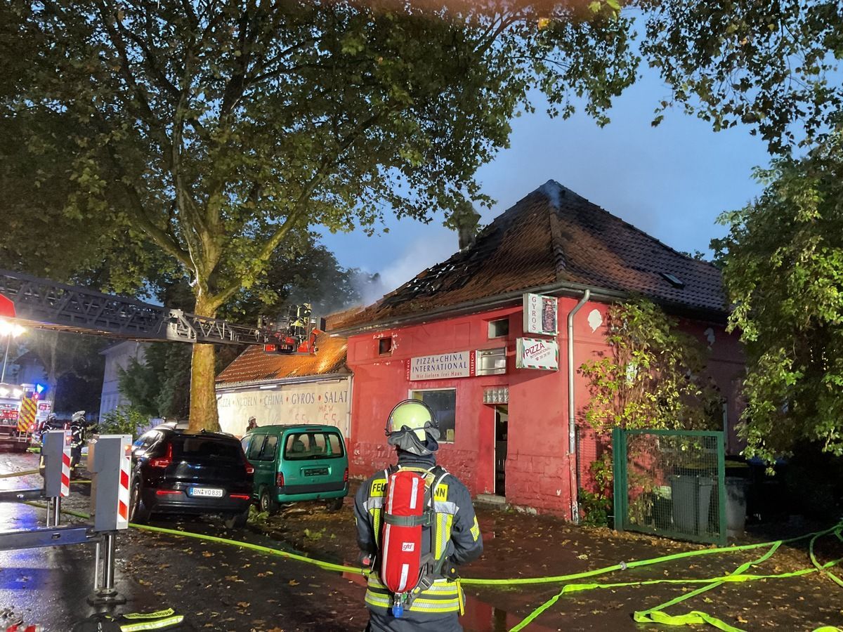Das Bild zeigt den Dachstuhlbrand einer Pizzeria in Bonn-Friesdorf bei Nacht.