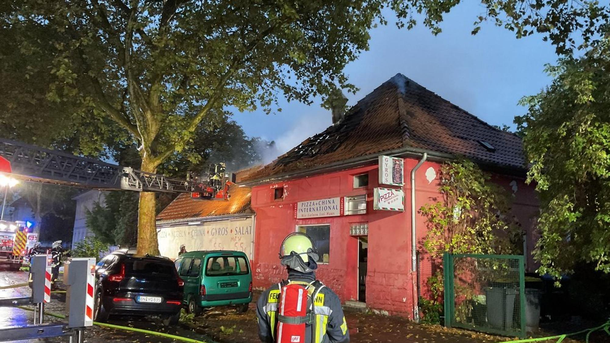 Das Bild zeigt den Dachstuhlbrand einer Pizzeria in Bonn-Friesdorf bei Nacht.