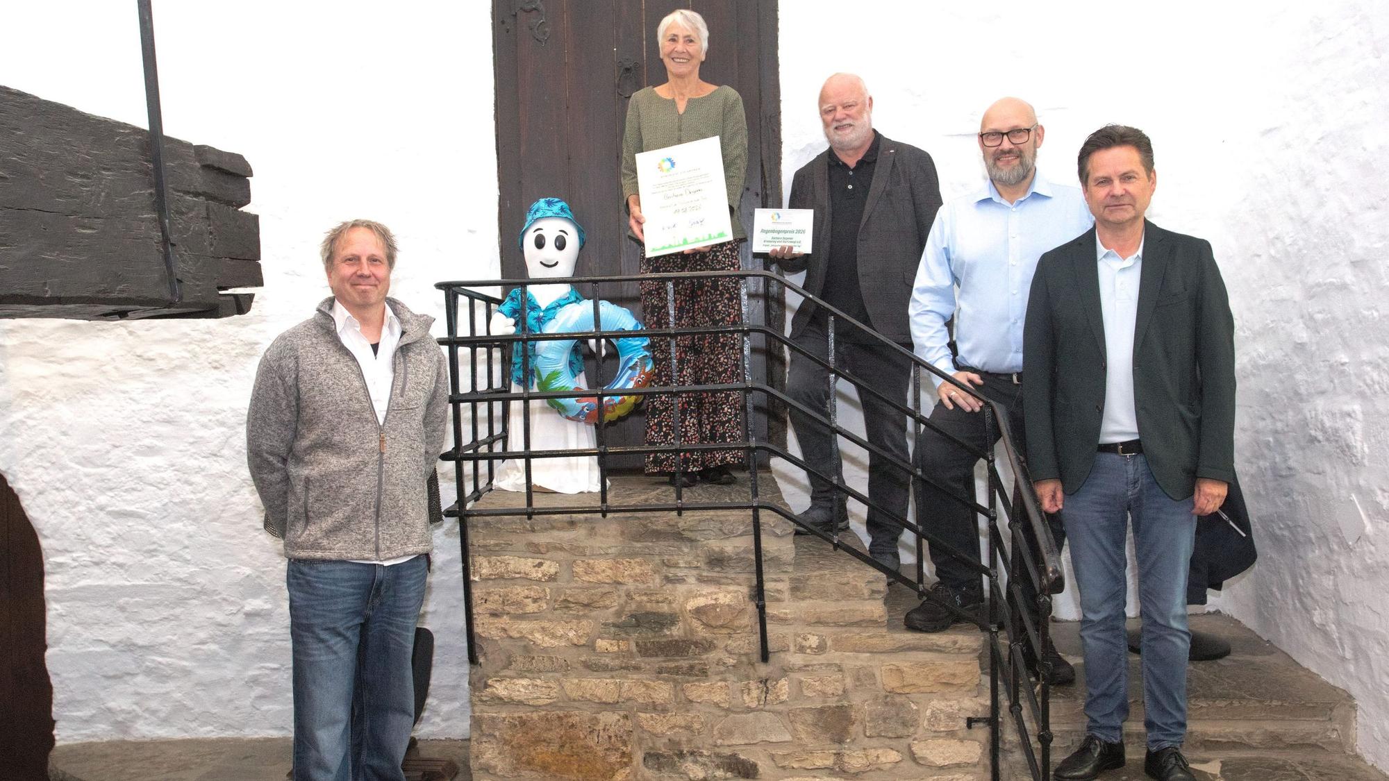 Das Foto zeigt fünf Personen bei der Preisübergabe.