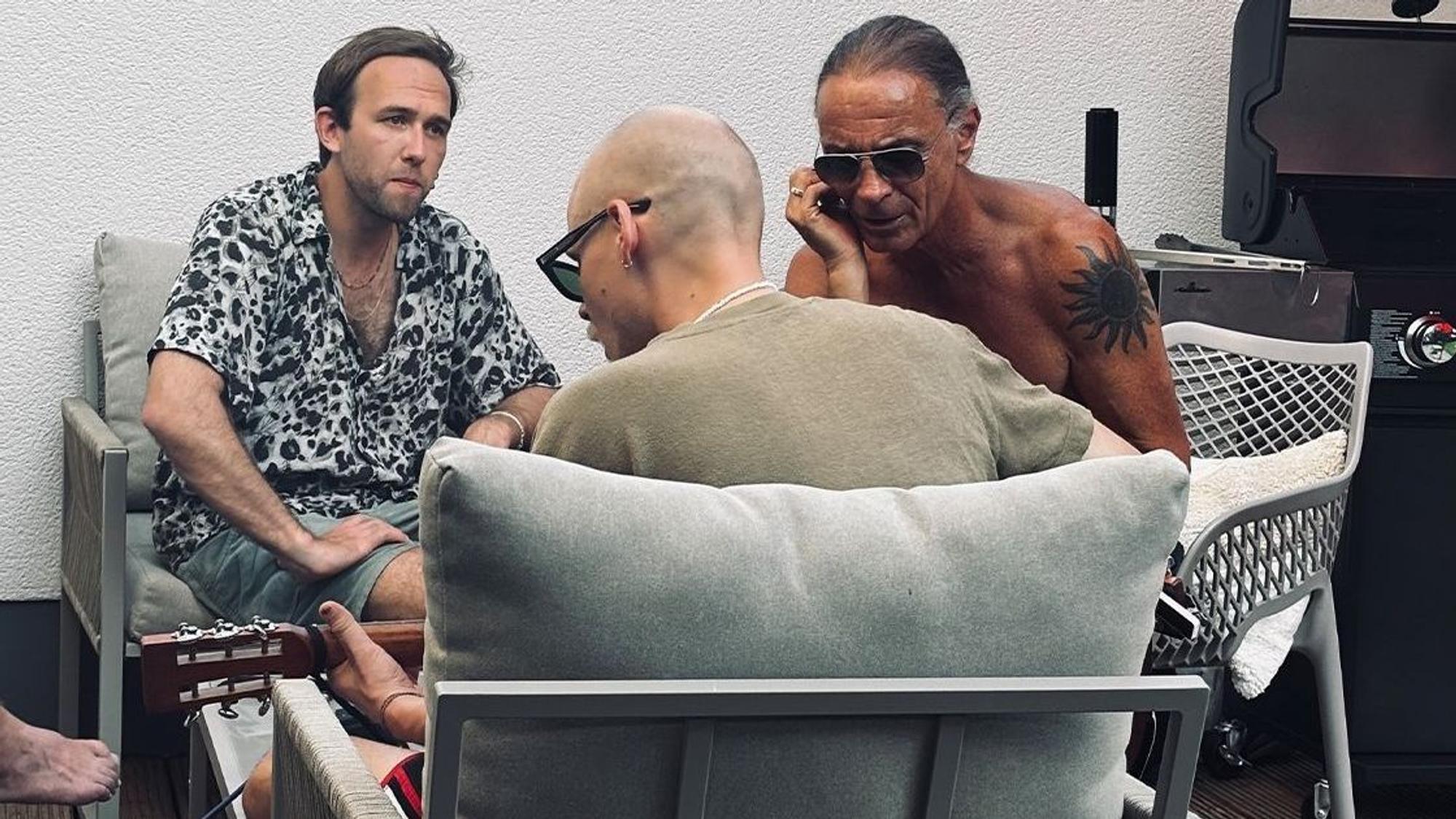 Yannick Richter, Oli Niesen und Peter Brings musizieren zusammen.