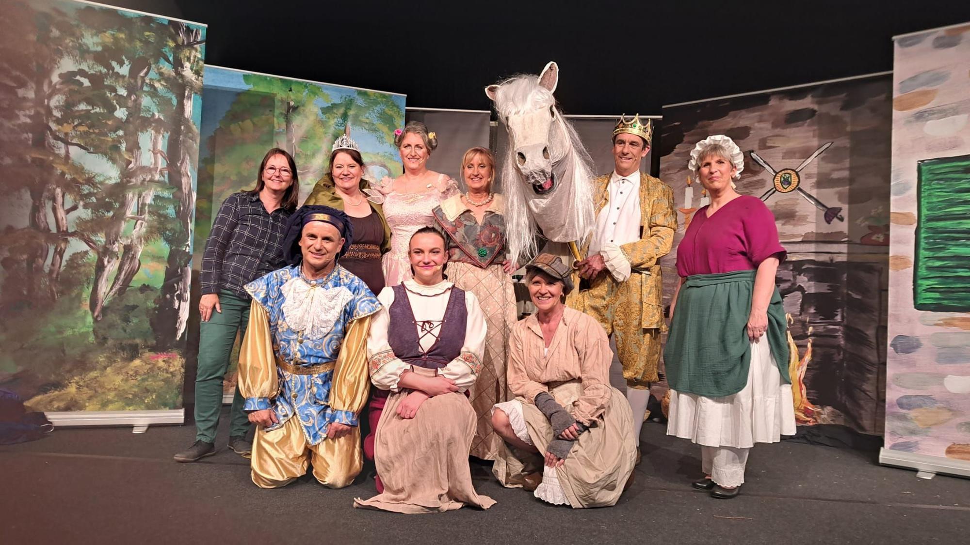 Zu sehen ist das Ensemble der Theatergruppe „bühnenreif“.