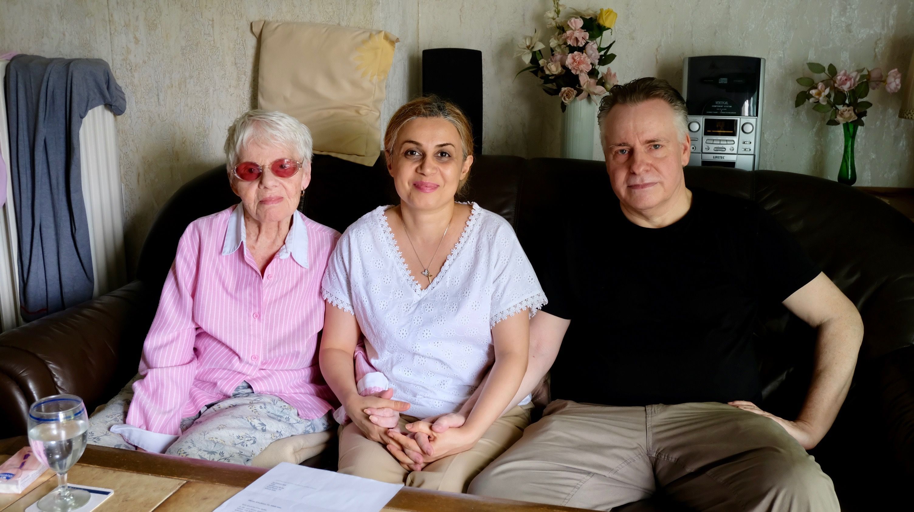 Katharina Bolte (l.) mit ihrem Sohn und seiner Frau im Wohnzimmer ihrer Wohnung an der Scheffelstraße.