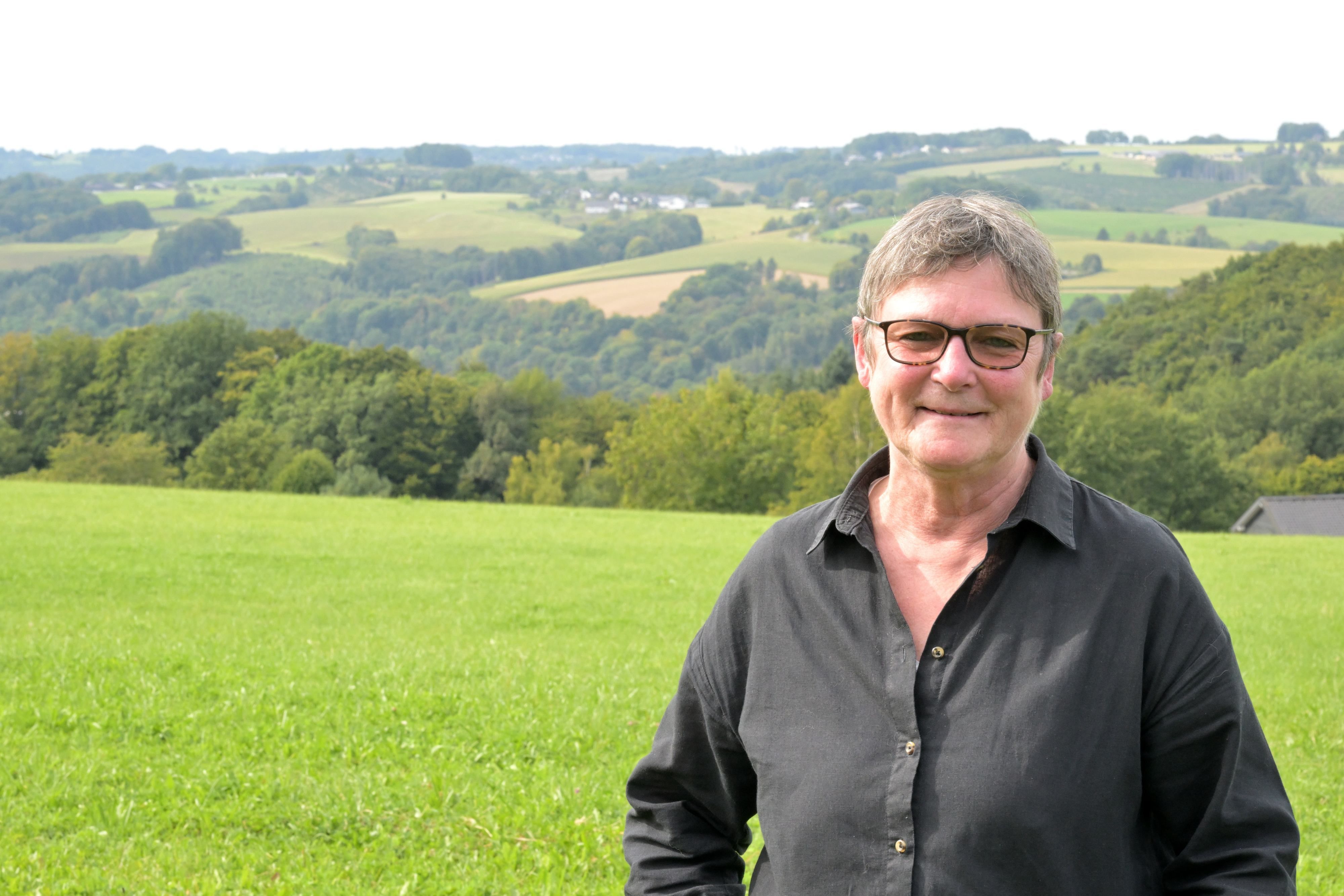 Dagmar Keller-Bartel, Co-Vorsitzende der grünen Kreistagsfraktion, steht auf einer Wiese in ihrer Heimatstadt Overath.
