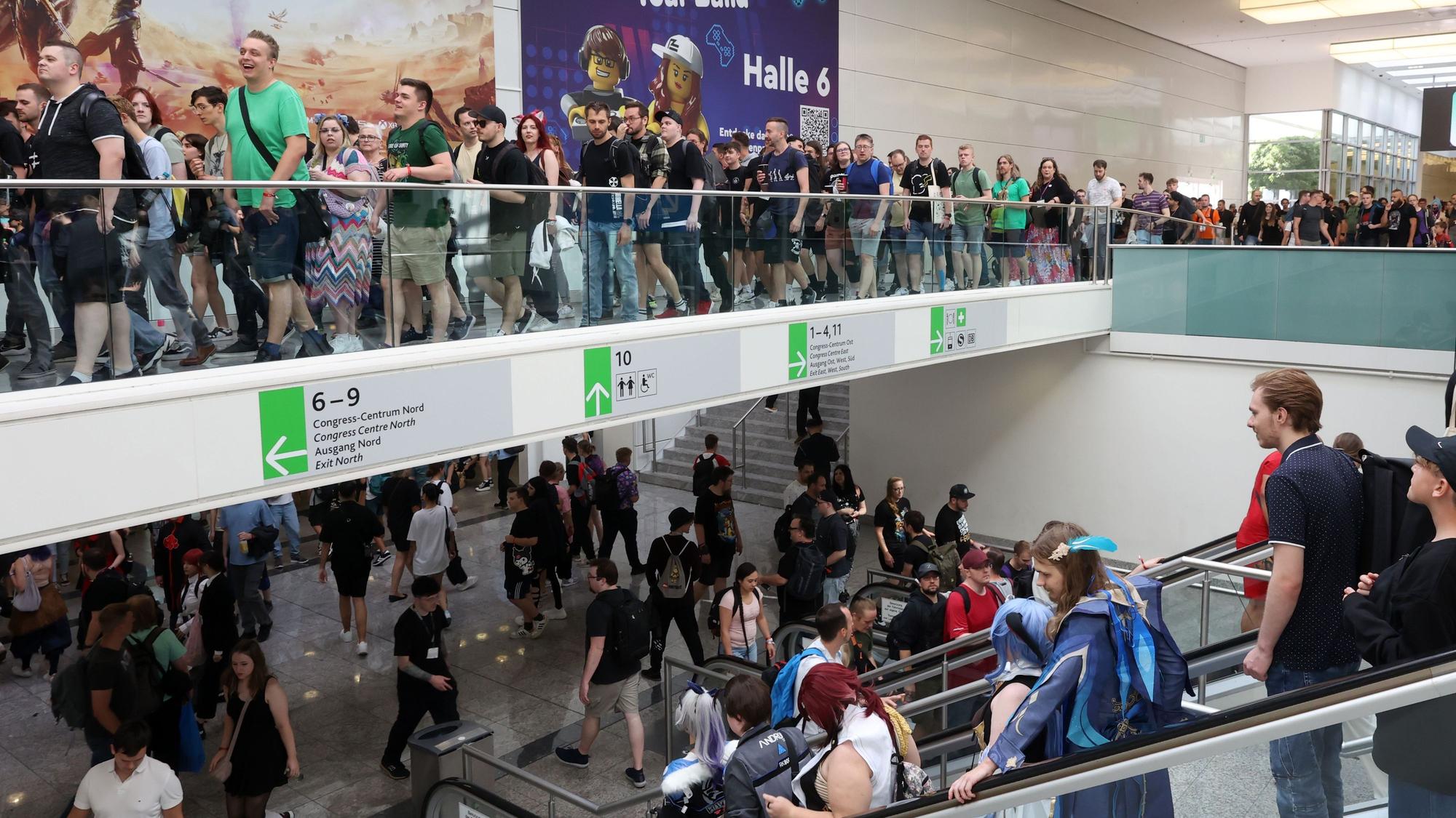 Besucher bei der Computerspielemesse Gamescom in Köln.