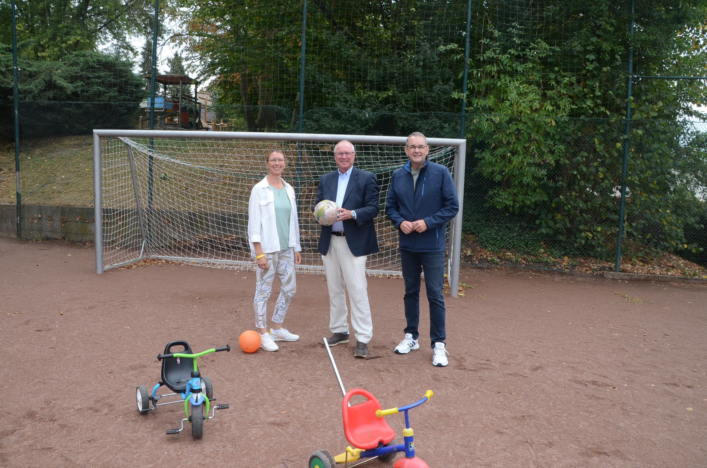 Vorstandsvorsitzender Alexander Wüerst (Mitte) von der Kreissparkasse Köln hat zur Verabschiedung in den Ruhestand um Spenden gebeten. 80.000 Euro kamen zusammen. Bürgermeister Stefan Rosemann (rechts) und Sonja Boddenberg