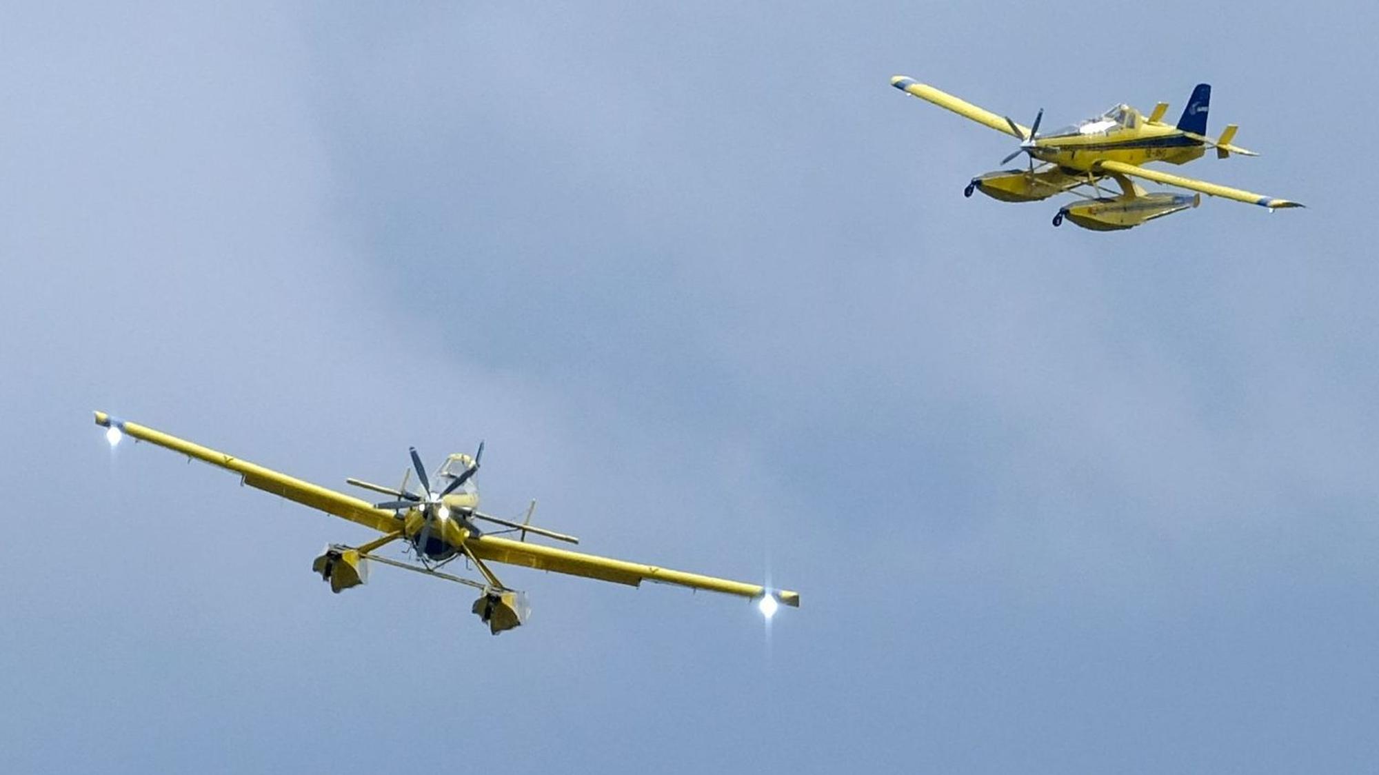 Zwei schwedische Löschflugzeuge beim Anflug auf die Oleftalsperre in Hellenthal.