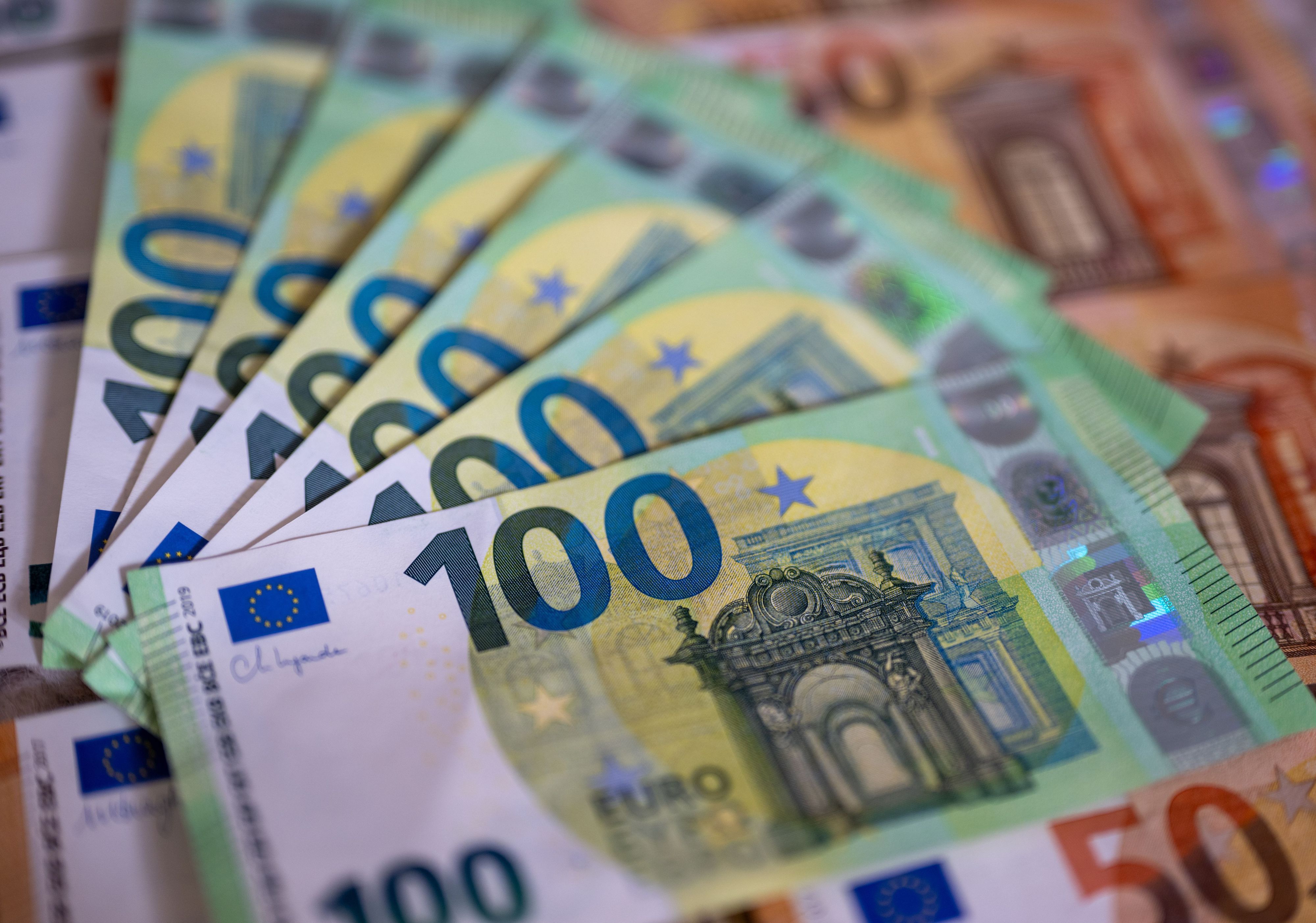Das Bild zeigt mehrere 100- und 50-Euro-Scheine.