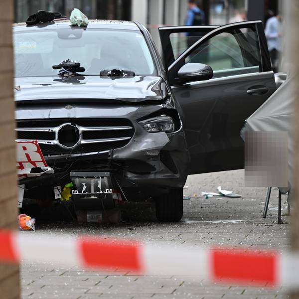 Ein beschädigtes Auto ist in der Nähe der Unfallstelle zu sehen. Ein Autofahrer raste am Vormittag mit hoher Geschwindigkeit durch die Fußgängerzone und verletzte dabei mehrere Menschen.