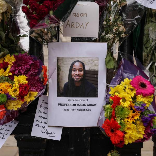 An einem Zaun der Universität Cambridge erinnern Blumen und Karten an Jason Arday.