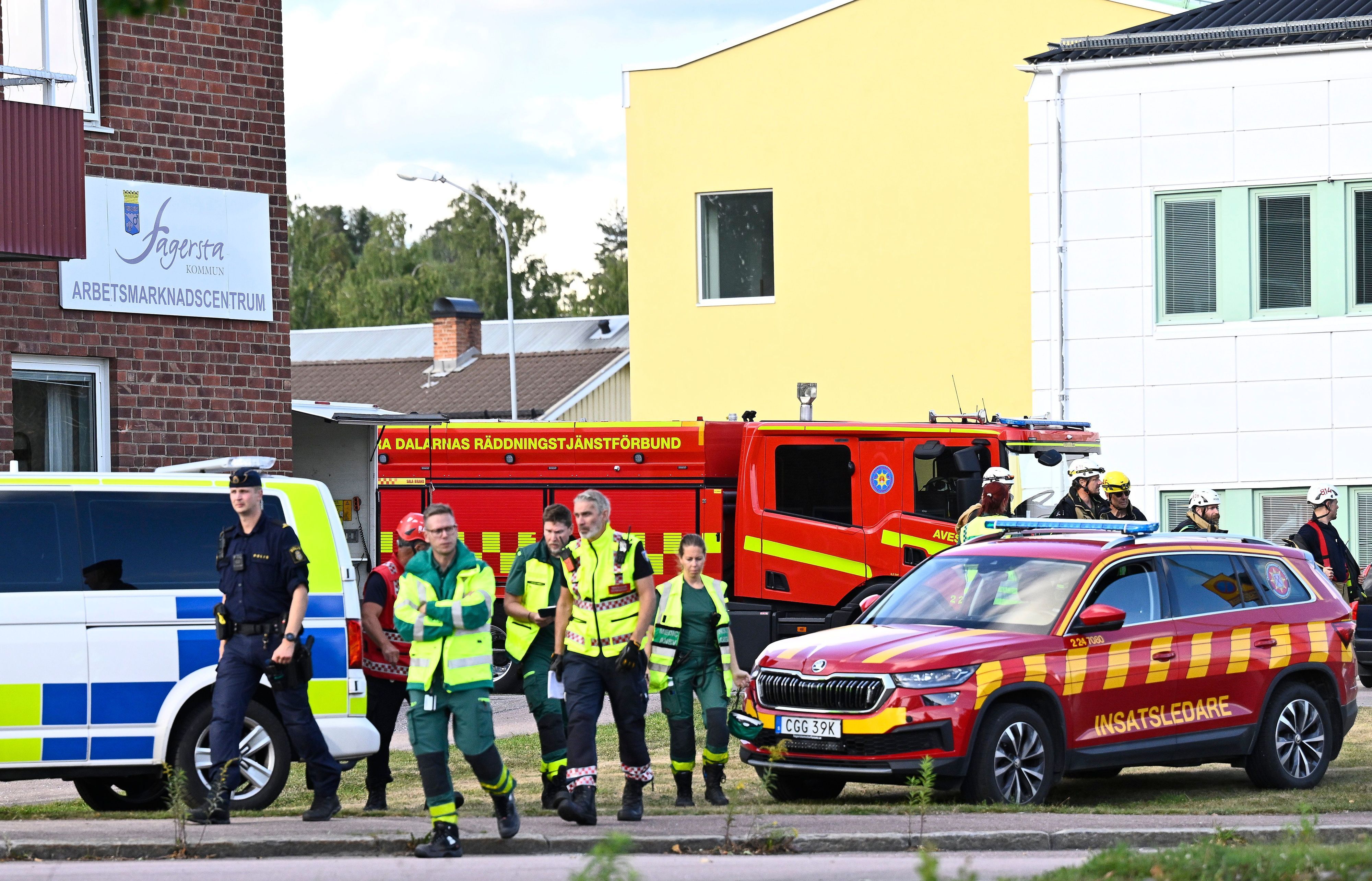 Polizei und Rettungskräfte im Einsatz vor der Brinellskolan.