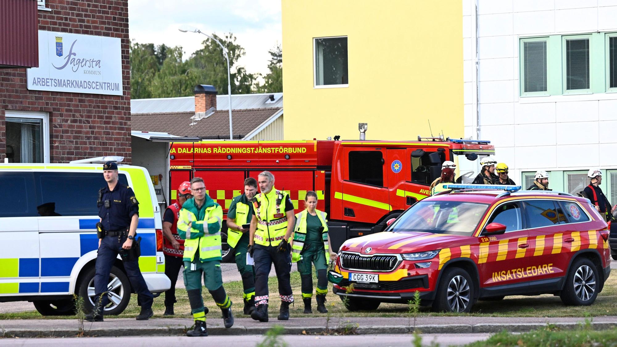Polizei und Rettungskräfte im Einsatz vor der Brinellskolan.