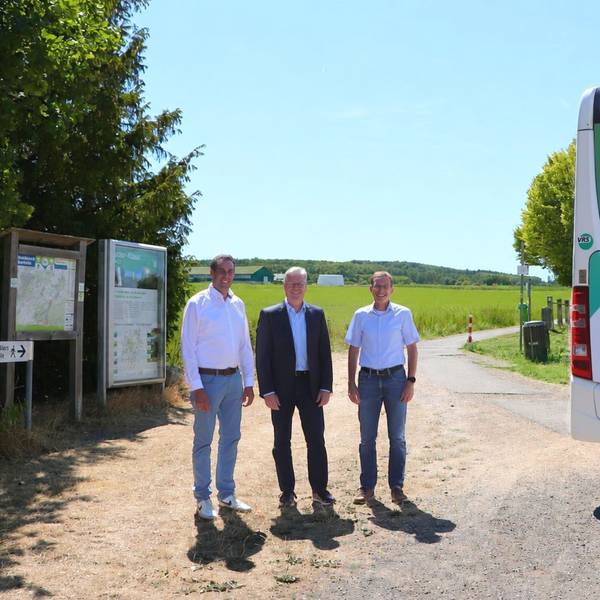 Die genannten Personen stehen neben einem RVK-Bus am Parkplatz der Bruder-Klaus-Kapelle bei Wachendorf.