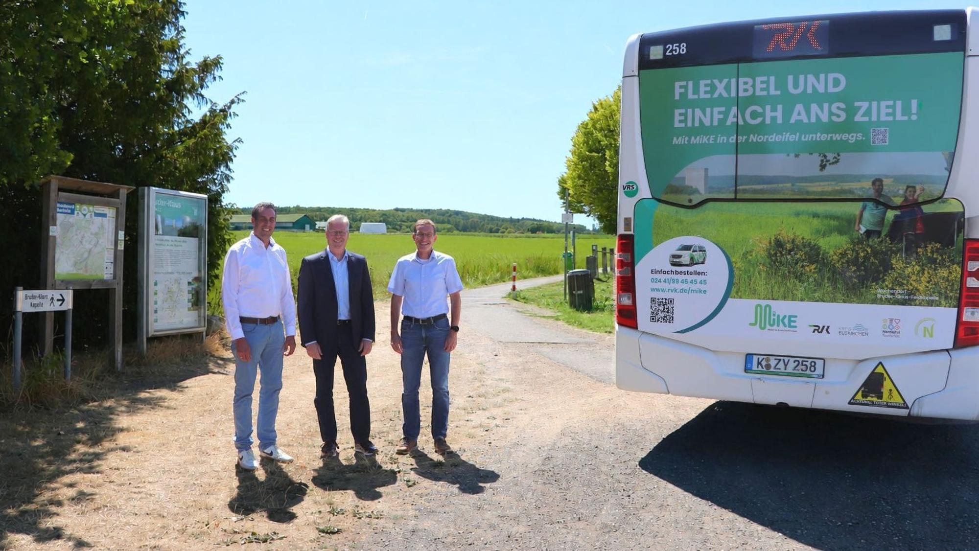 Die genannten Personen stehen neben einem RVK-Bus am Parkplatz der Bruder-Klaus-Kapelle bei Wachendorf.