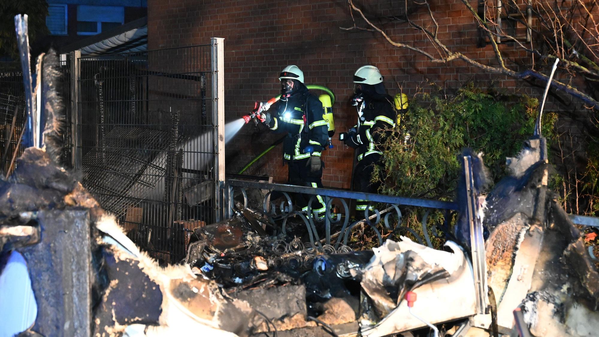 Bei einem Feuer am 12. Juli in Erftstadt brannten ein Wohnwagen und ein Anbau aus Holz völlig aus.