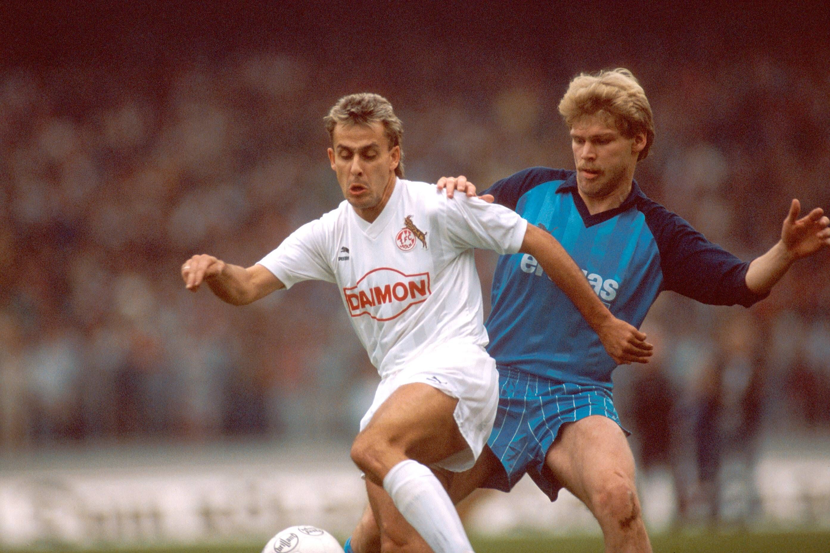 Bildnummer: 00274326  Datum: 10.10.1987  Copyright: imago/Norbert Schmidt
Pierre Littbarski (Köln, li.) im Duell mit Hans-Georg Dreßen (Gladbach); Vdia, quer, Zweikampf, Ball Saison 1987/1988, 1. FC Köln - Borussia Mönchengladbach 4:1 Köln Müngersdorfer Stadion Dynamik, Fußball 1. BL Herren Mannschaft Deutschland Gruppenbild Aktion Personen