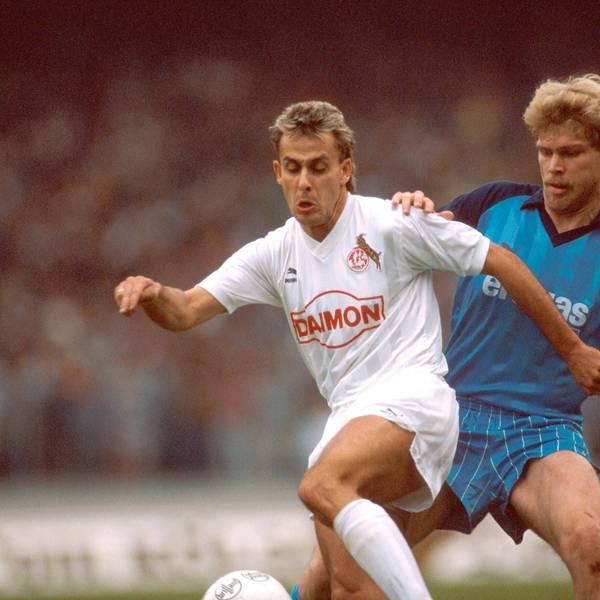Bildnummer: 00274326 Datum: 10.10.1987 Copyright: imago/Norbert Schmidt
Pierre Littbarski (Köln, li.) im Duell mit Hans-Georg Dreßen (Gladbach); Vdia, quer, Zweikampf, Ball Saison 1987/1988, 1. FC Köln - Borussia Mönchengladbach 4:1 Köln Müngersdorfer Stadion Dynamik, Fußball 1. BL Herren Mannschaft Deutschland Gruppenbild Aktion Personen