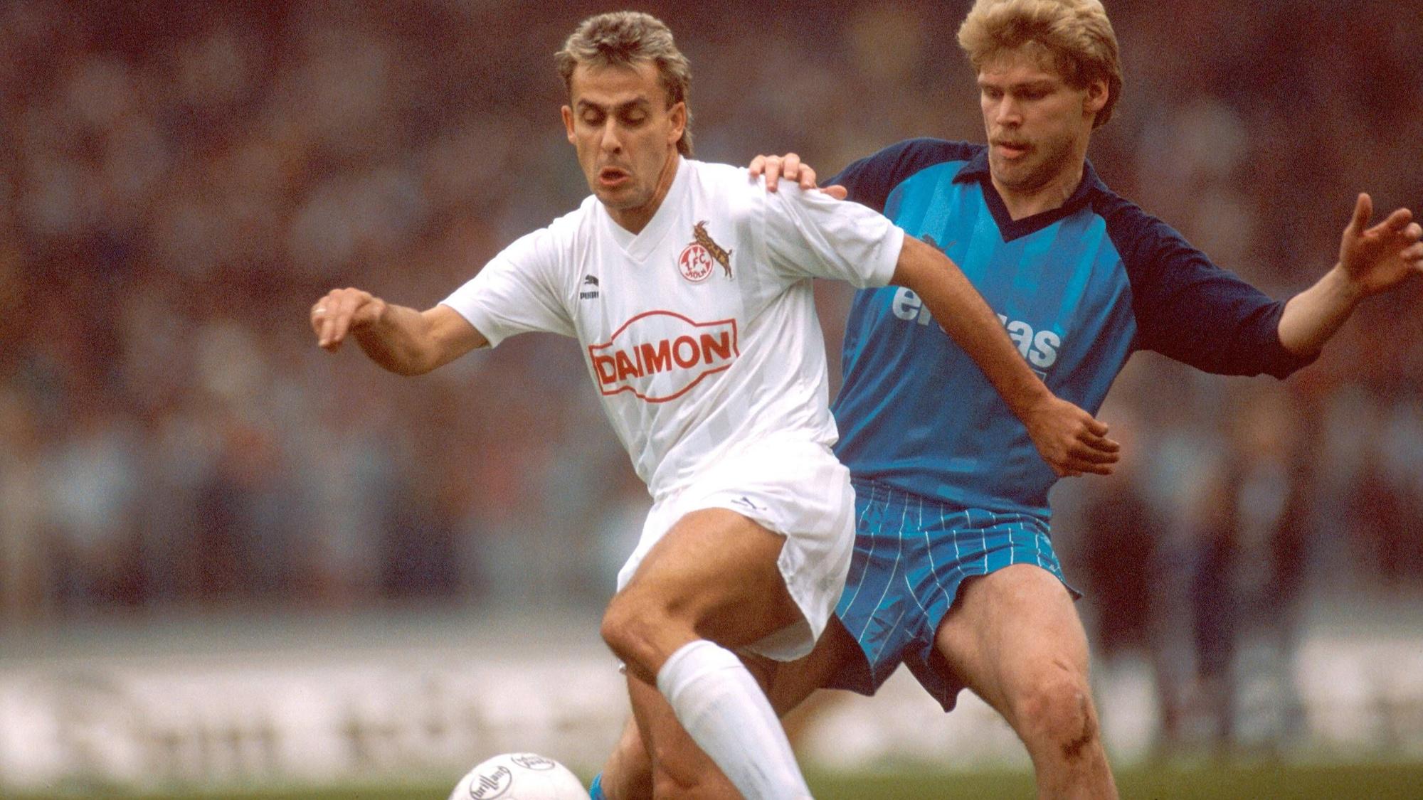 Bildnummer: 00274326 Datum: 10.10.1987 Copyright: imago/Norbert Schmidt
Pierre Littbarski (Köln, li.) im Duell mit Hans-Georg Dreßen (Gladbach); Vdia, quer, Zweikampf, Ball Saison 1987/1988, 1. FC Köln - Borussia Mönchengladbach 4:1 Köln Müngersdorfer Stadion Dynamik, Fußball 1. BL Herren Mannschaft Deutschland Gruppenbild Aktion Personen