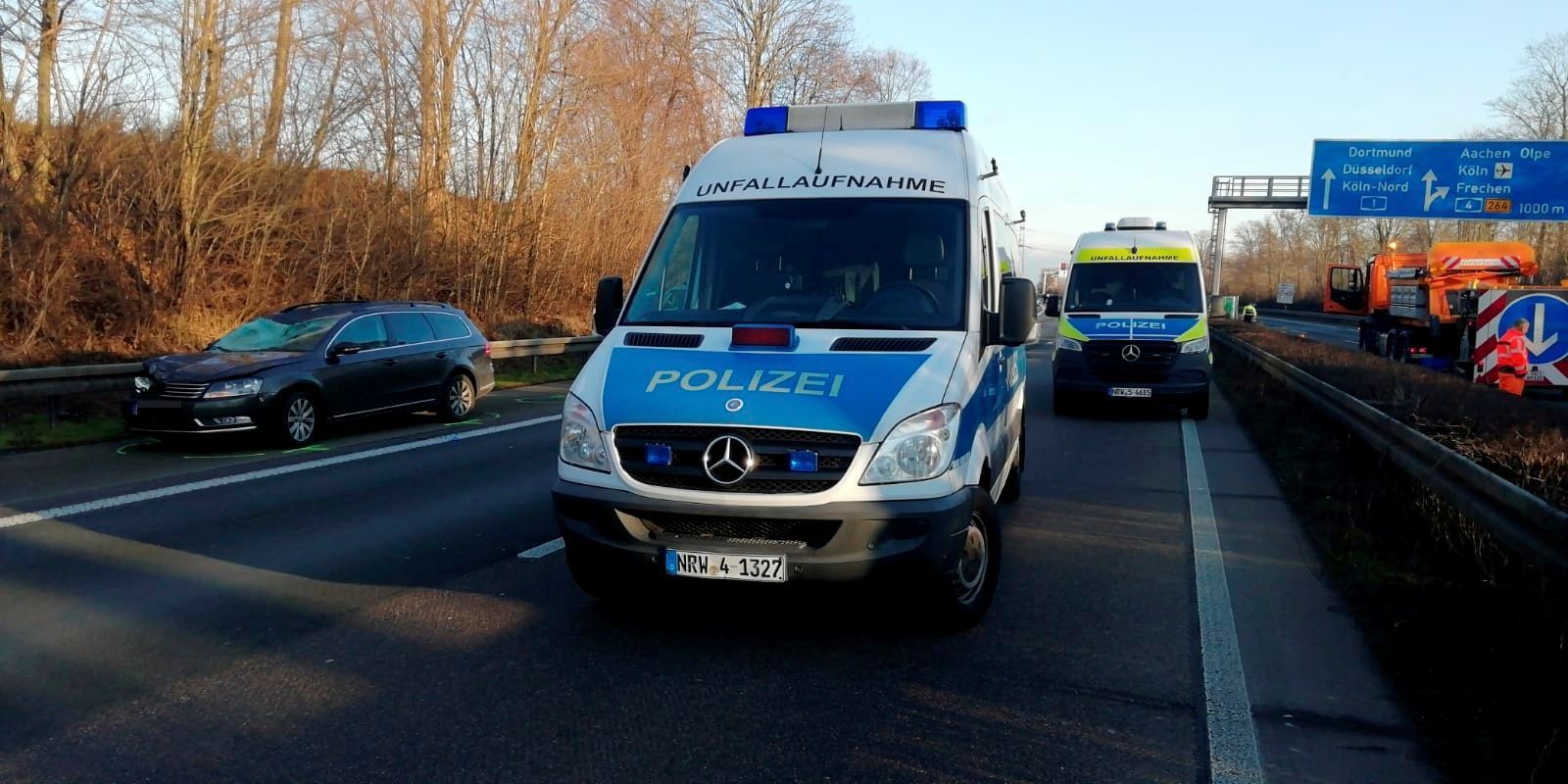 Das Fahrzeug der Unfallaufnahme steht auf einer Autobahn.