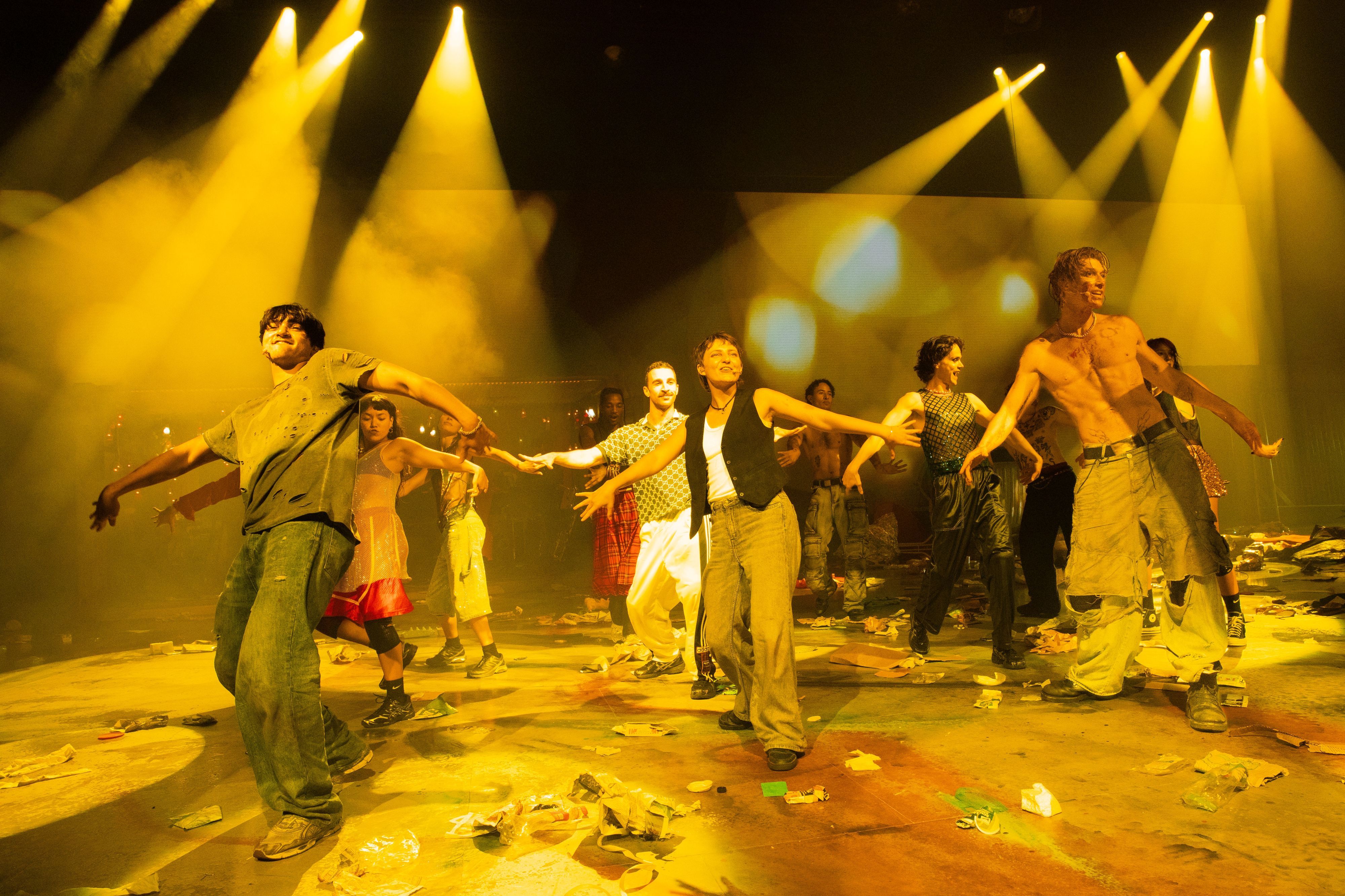 Tänzer tanzen auf der Bühne.