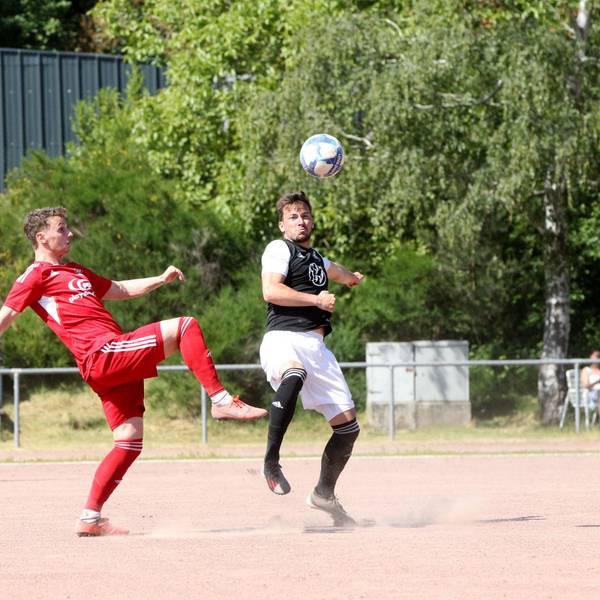 Eine Spielzeit aus dem letzten Aufeinandertreffen noch im alten Eifelstadion auf der Asche zwischen Mechernich und Zülpich.