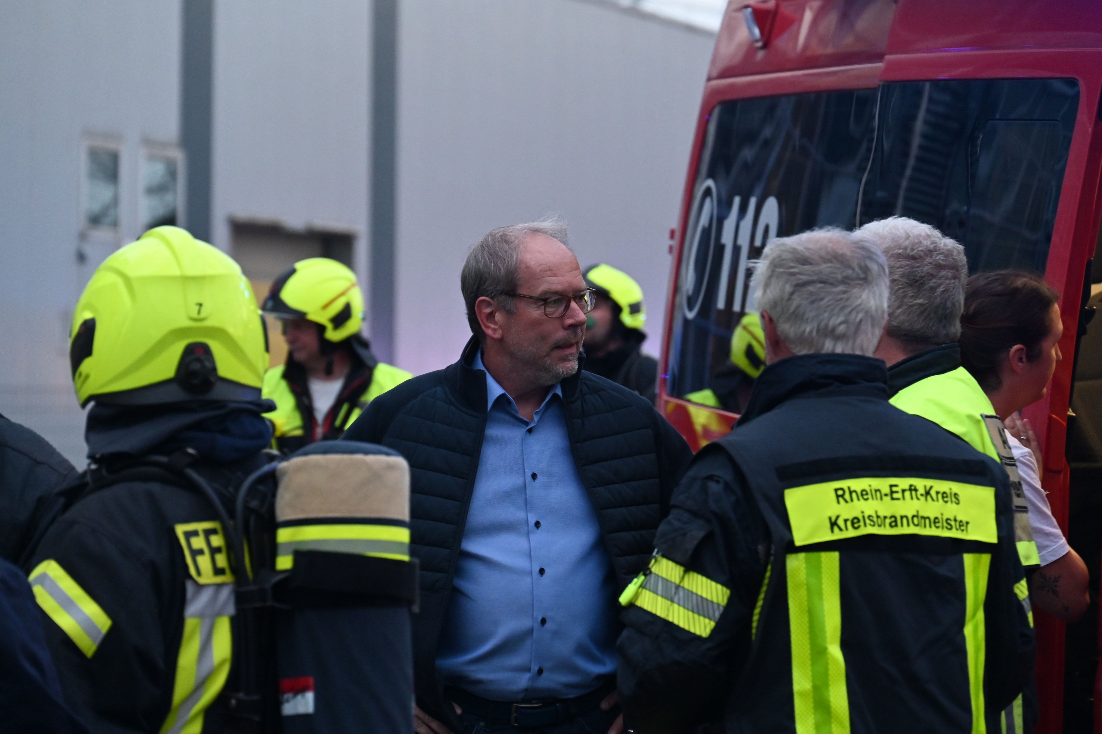 Bürgermeister Volker Mießeler informierte sich bei der Einsatzleitung über die Brandbekämpfung.