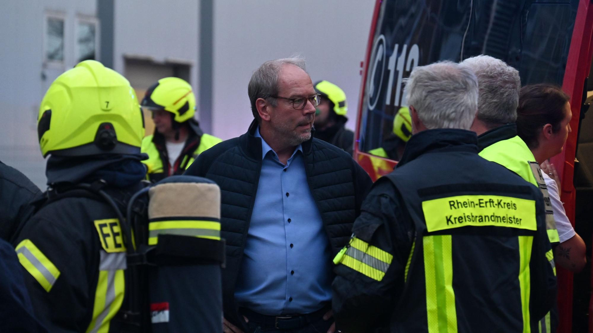 Bürgermeister Volker Mießeler informierte sich bei der Einsatzleitung über die Brandbekämpfung.