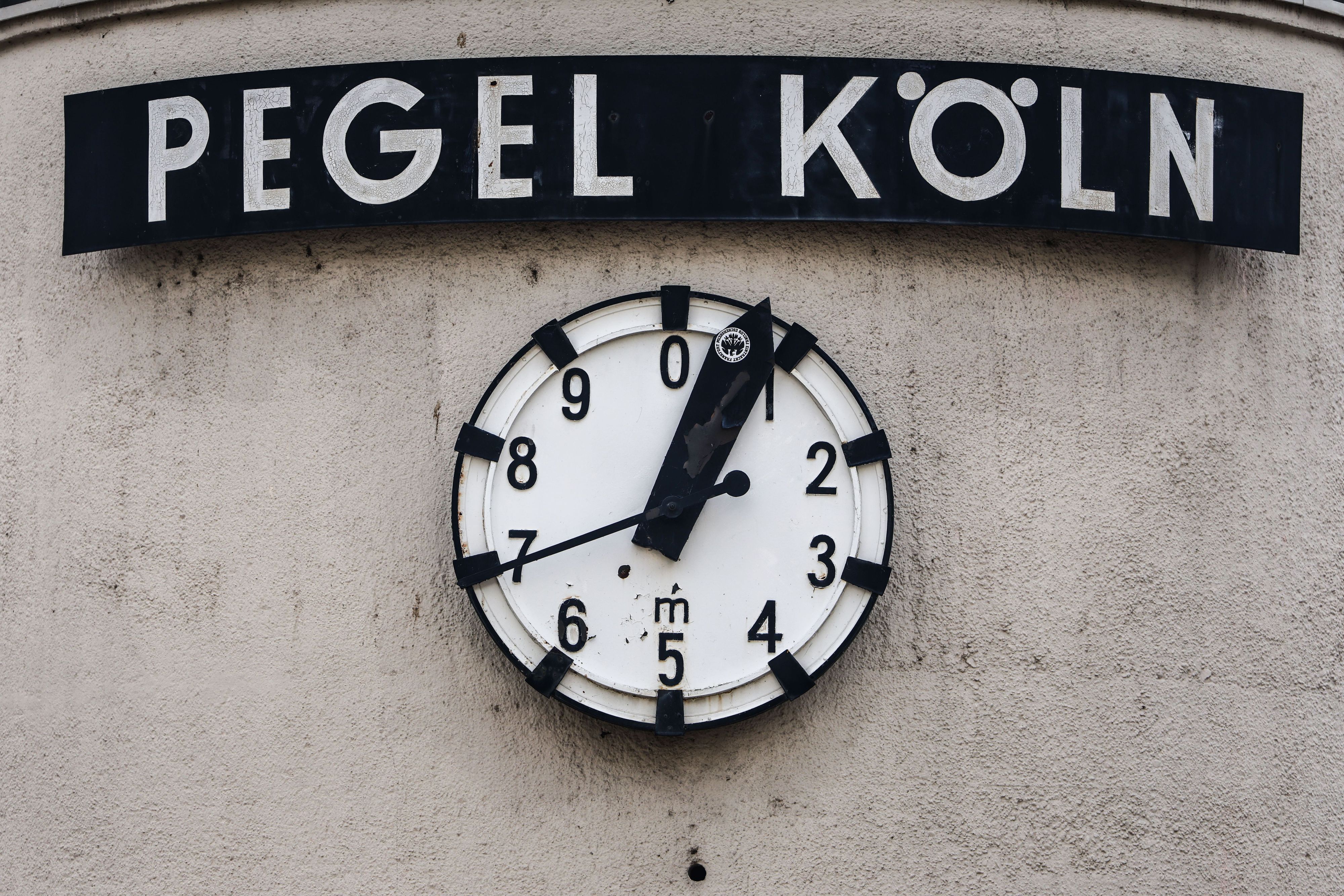 Die Pegeluhr am Rheinufer zeigt den aktuellen Pegelstand für Köln an. (Archivbild)