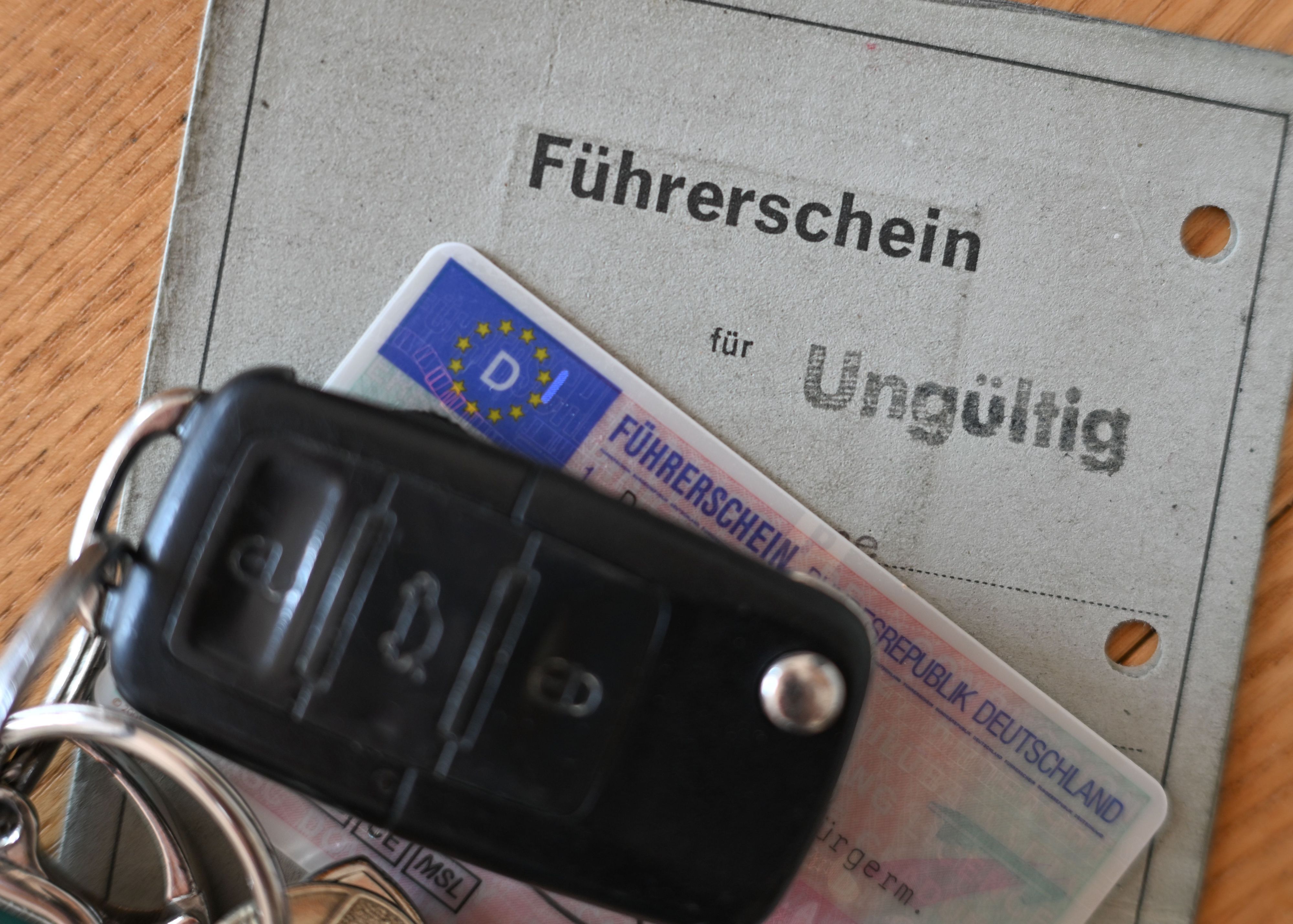 Diesen grauen Papierführerschein sollten Sie nur noch als Andenken haben - als Dokument ist er ungültig.