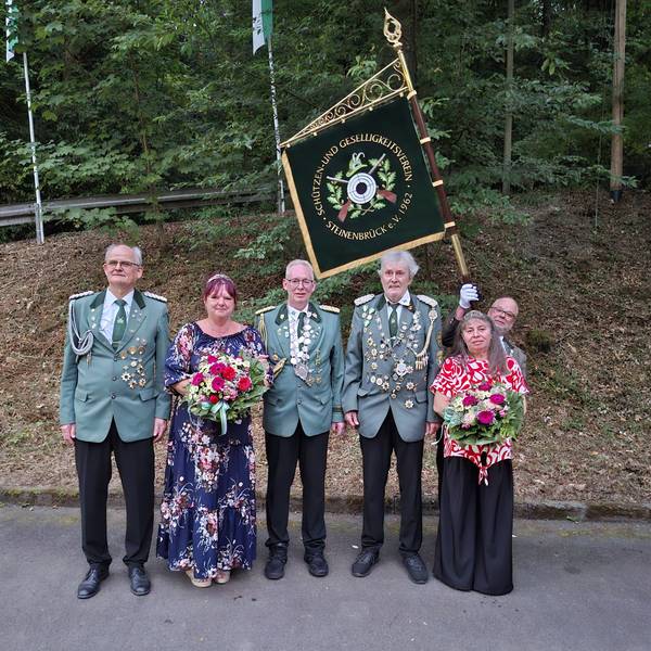 Die neuen Majestäten werden auf dem Schützenfest in Gummersbach-Steinenbrück gekrönt.