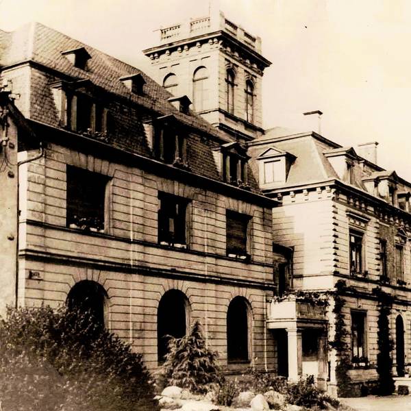 Das Bild zeigt die Königsdorfer Villa Pauli mit dem Kapellenbau auf der linken Seite um 1927.