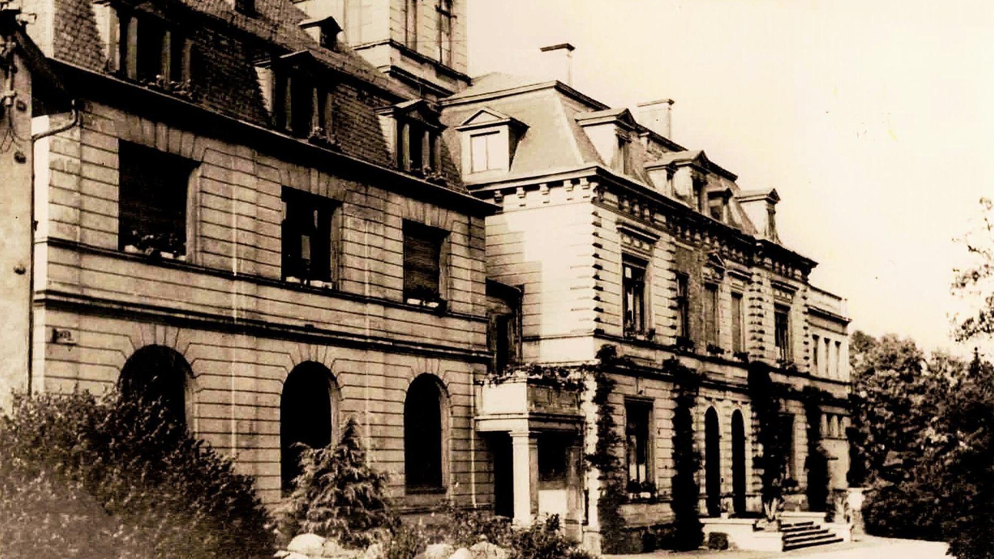 Das Bild zeigt die Königsdorfer Villa Pauli mit dem Kapellenbau auf der linken Seite um 1927.