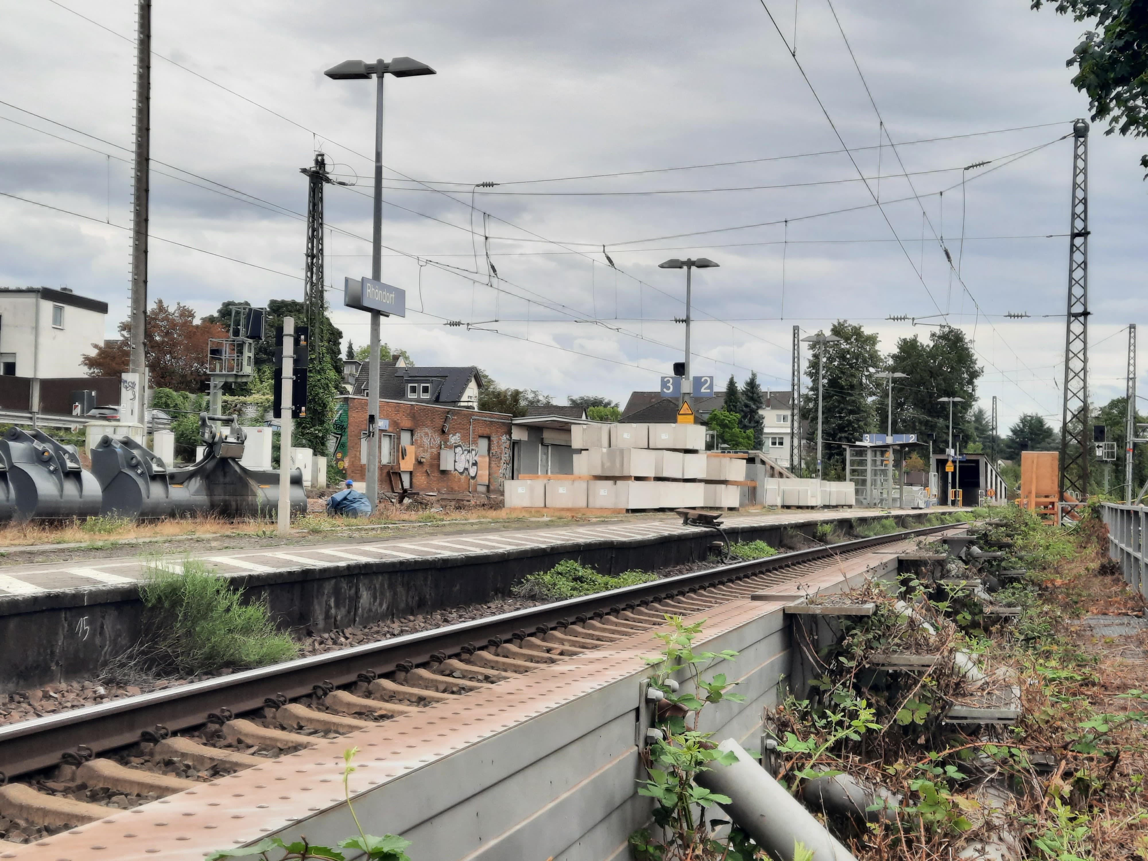 Blick auf den Bahnhorf Rhöndorf, der zurzeit Baustelle ist.