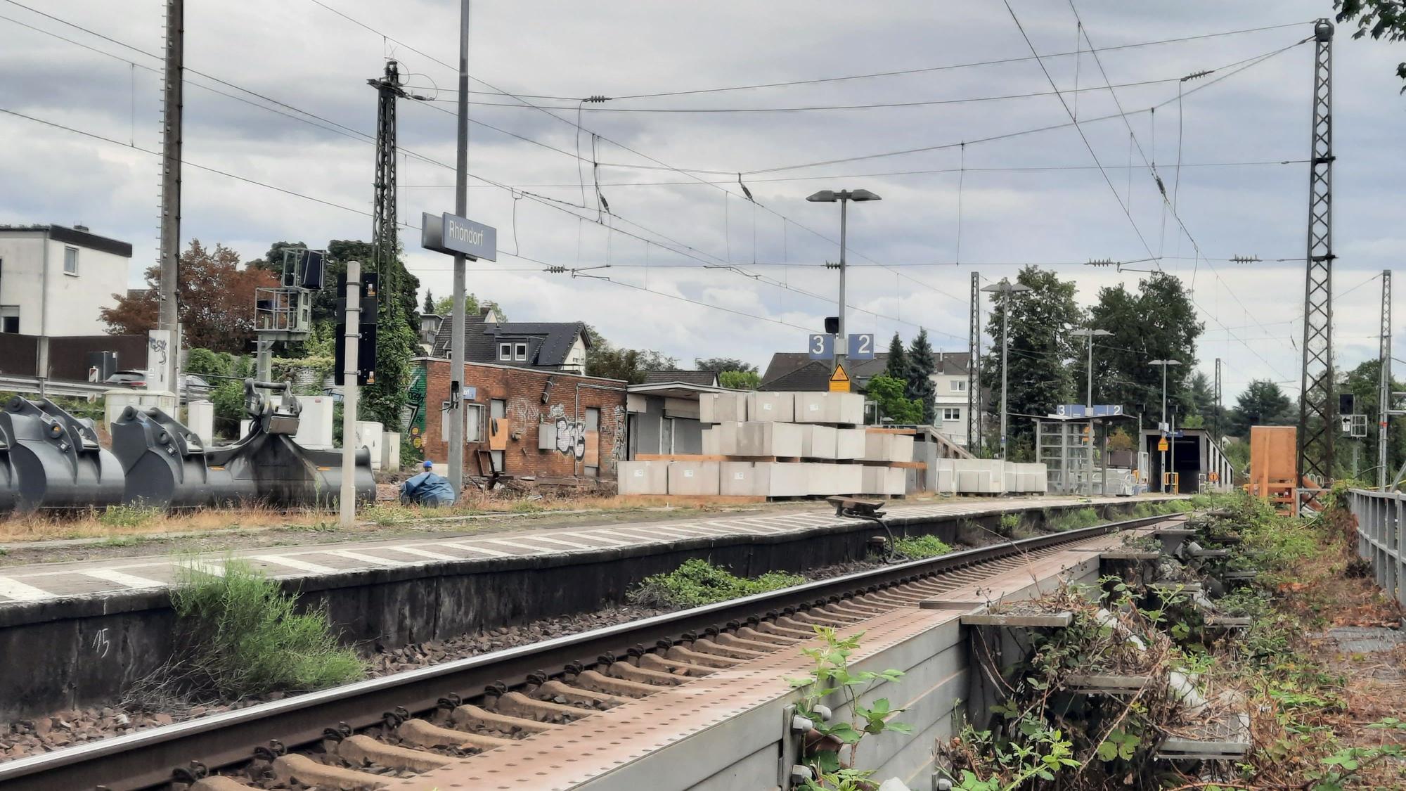 Blick auf den Bahnhorf Rhöndorf, der zurzeit Baustelle ist.