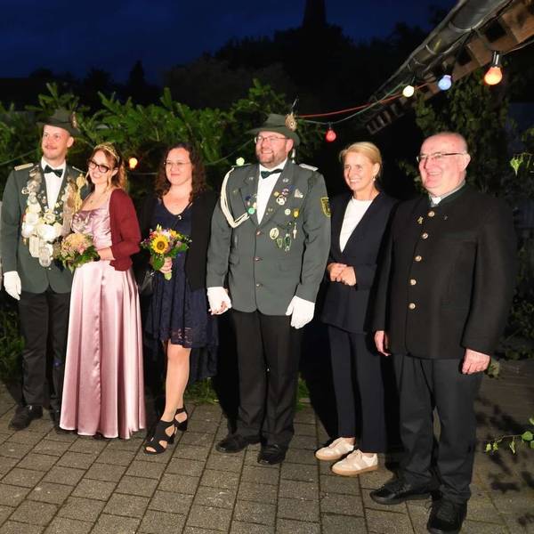 Das Foto zeigt die Krönung der neuen Majestäte der Thierer Schützen.