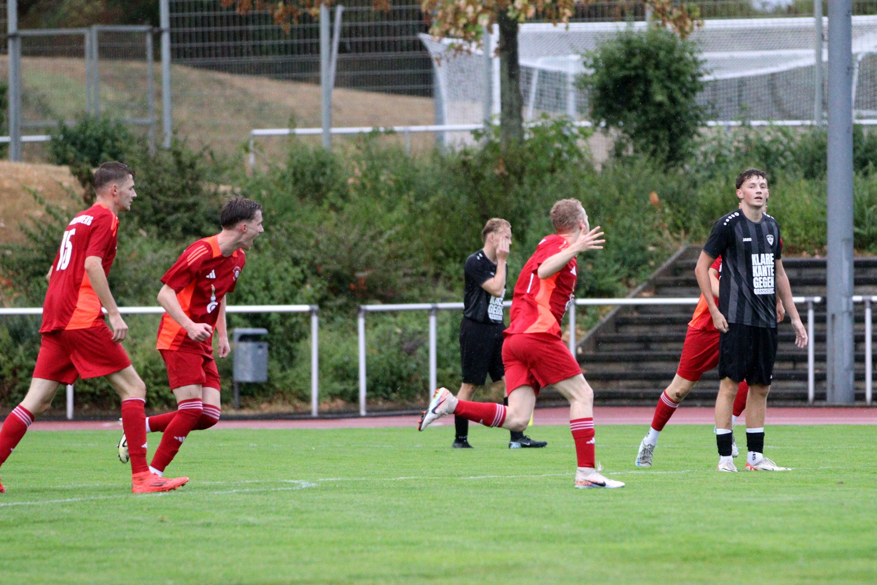 Frauenbergs Jan Tornow jubelt nach seinem Tor, die Erft-Spieler schauen konsterniert.