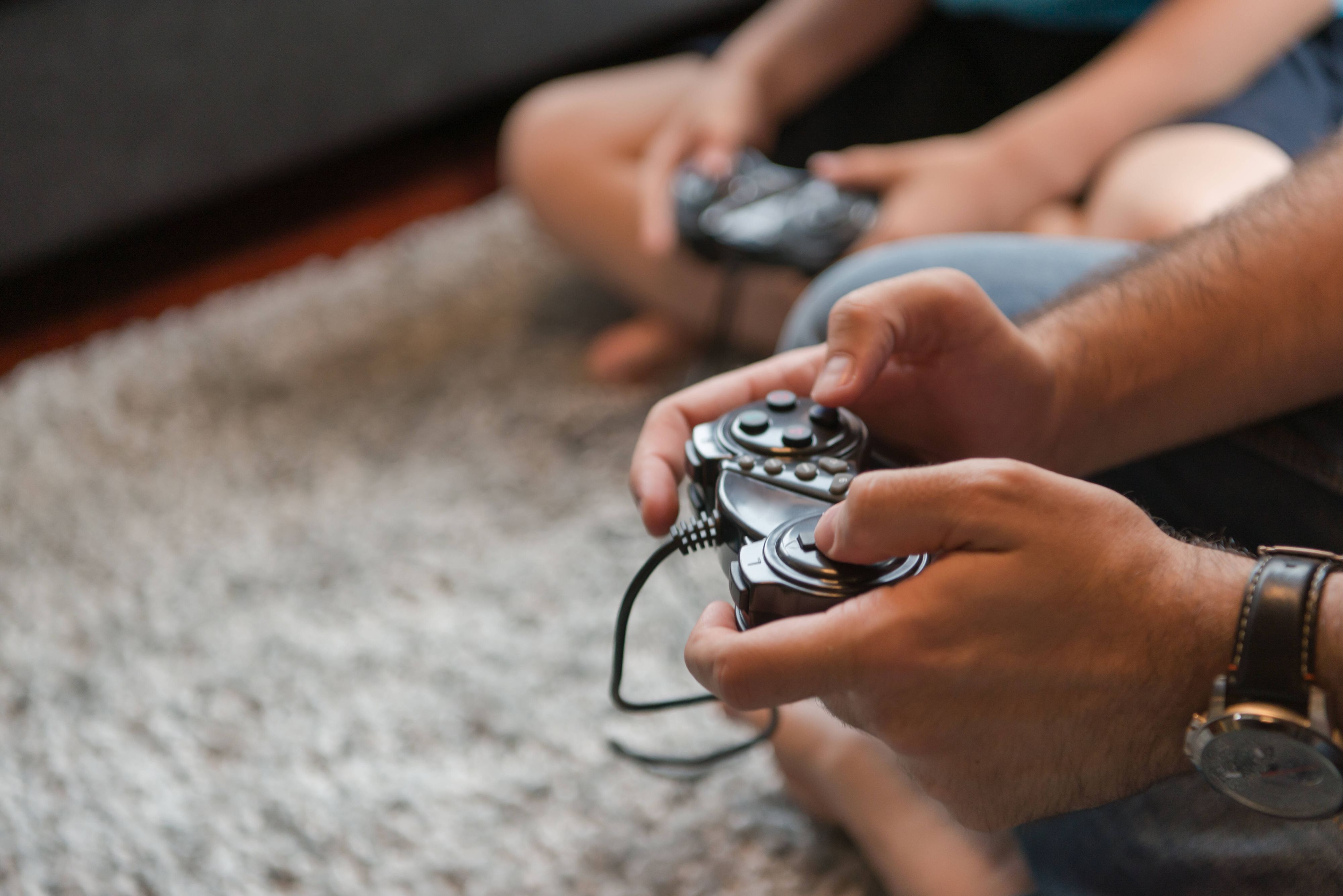 Hände, die einen Controller halten