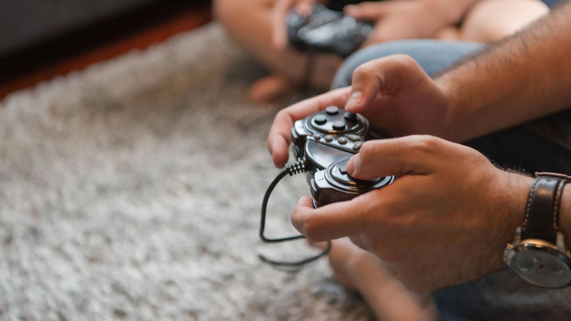 Hände, die einen Controller halten